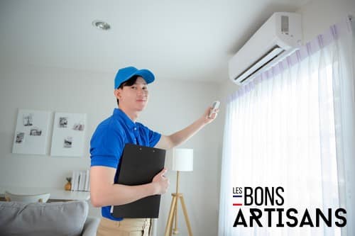 Climatisation Saint-Jean-d'Illac - personne qui tient une télécommande pour régler un climatiseur