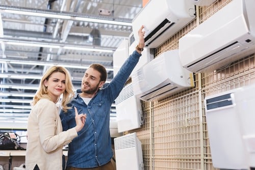 Climatisation Saint-Pol-sur-Mer - 2 personnes dans un magasin qui choisissent un climatiseur