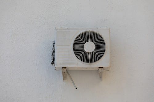 Climatisation Sarrians - visuel d'un climatiseur devant un mur blanc