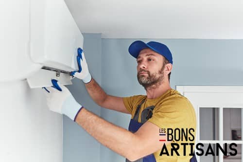 Climatisation Serignan - homme qui règle un climatiseur au plafond