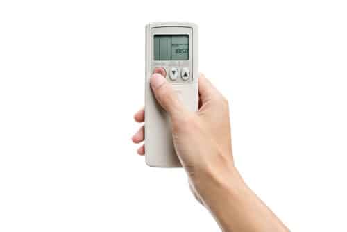Climatisation Trets - main qui tient une télécommande