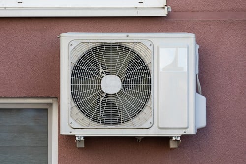 Climatisation Valréas - visuel d'un climatiseur devant un mur marron