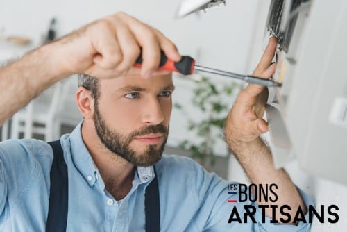 Climatisation Vendargues - homme qui tient un tourne vice pour régler un climatiseur