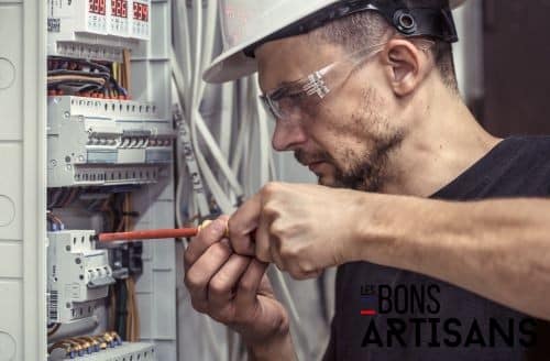 un électricien de chez Les Bons Artisans en moins de deux heures chez vous